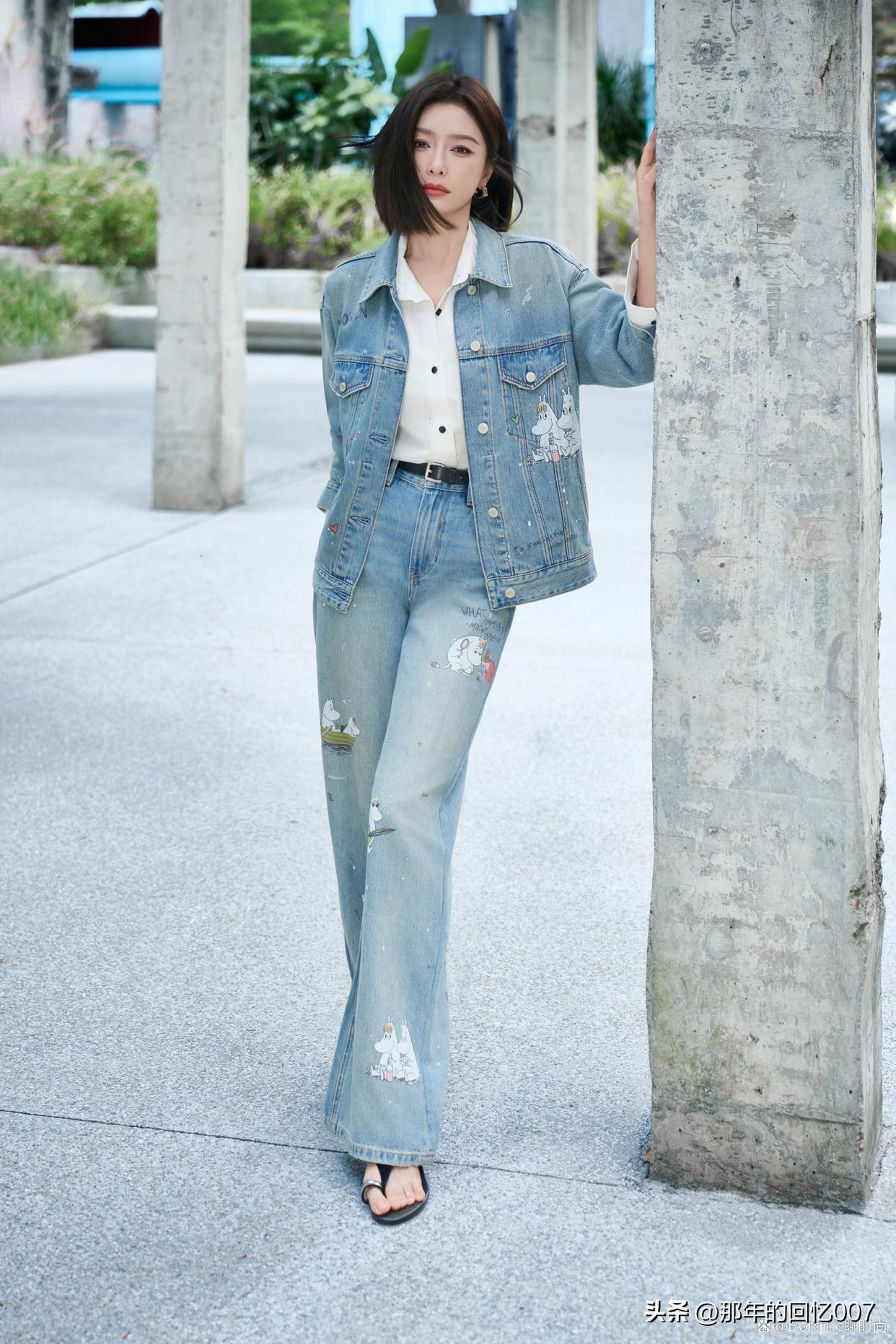 街头有位女士靠在柱子上，身着牛仔服，很是吸睛。那牛仔服是经典的蓝色，水洗的质感带