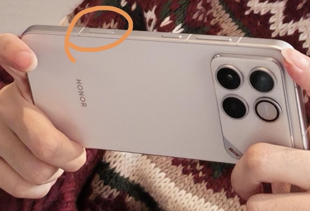 荣耀WIN侧边也有个物理按键，应该与荣耀Magic8一样，也是AI键，不过这款手