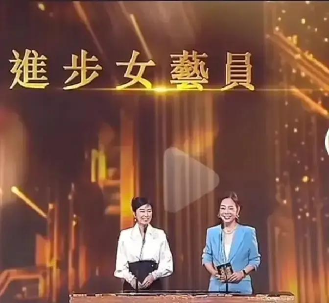 69岁米雪穿旗袍腰没褶
 
TVB把颁奖礼搬去澳门那晚，她挽着陈松伶走红毯，腰侧