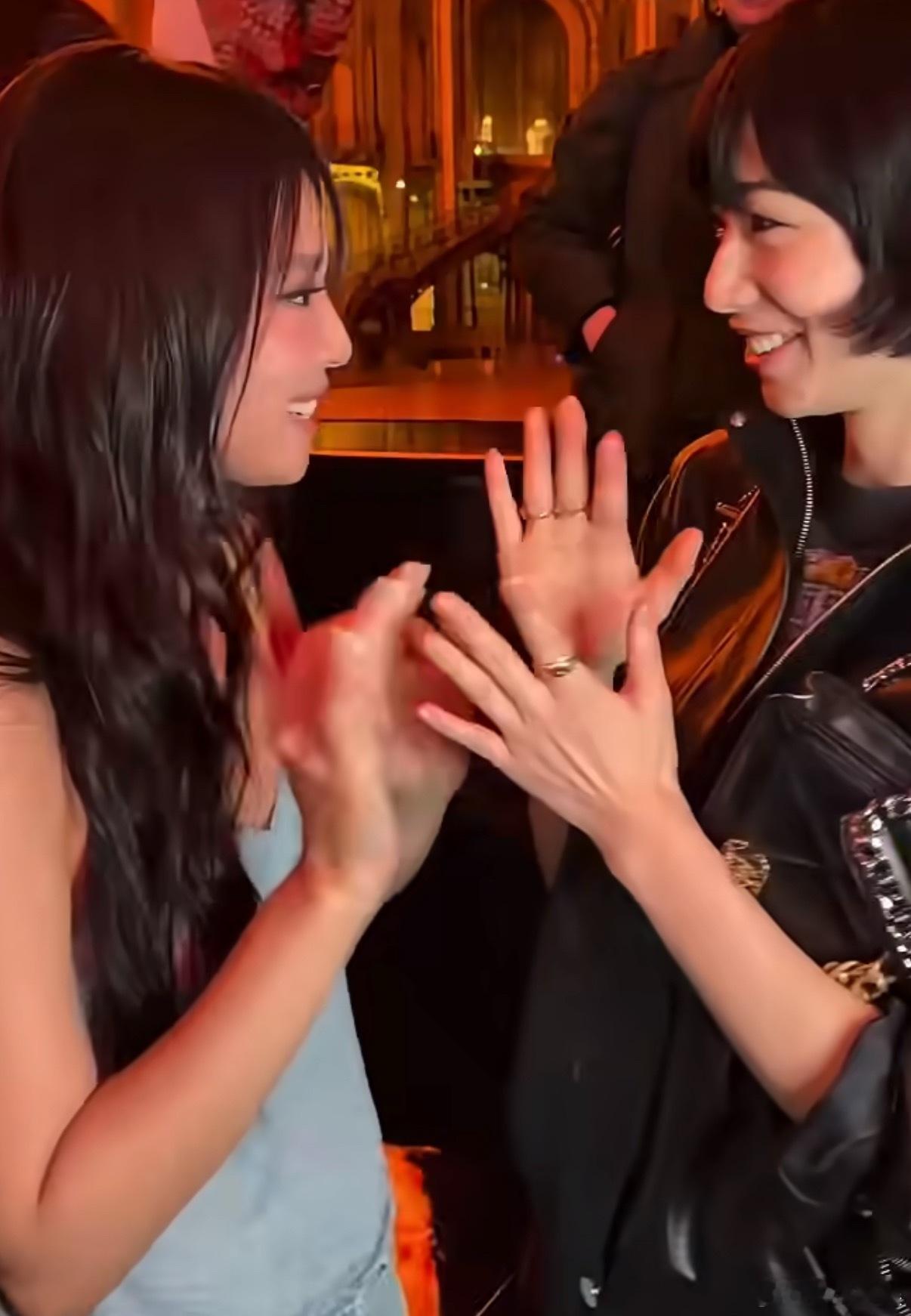 Jennie小松菜奈拥抱所以说小松菜奈到底和权志龙谈没谈过？我记得Jennie也