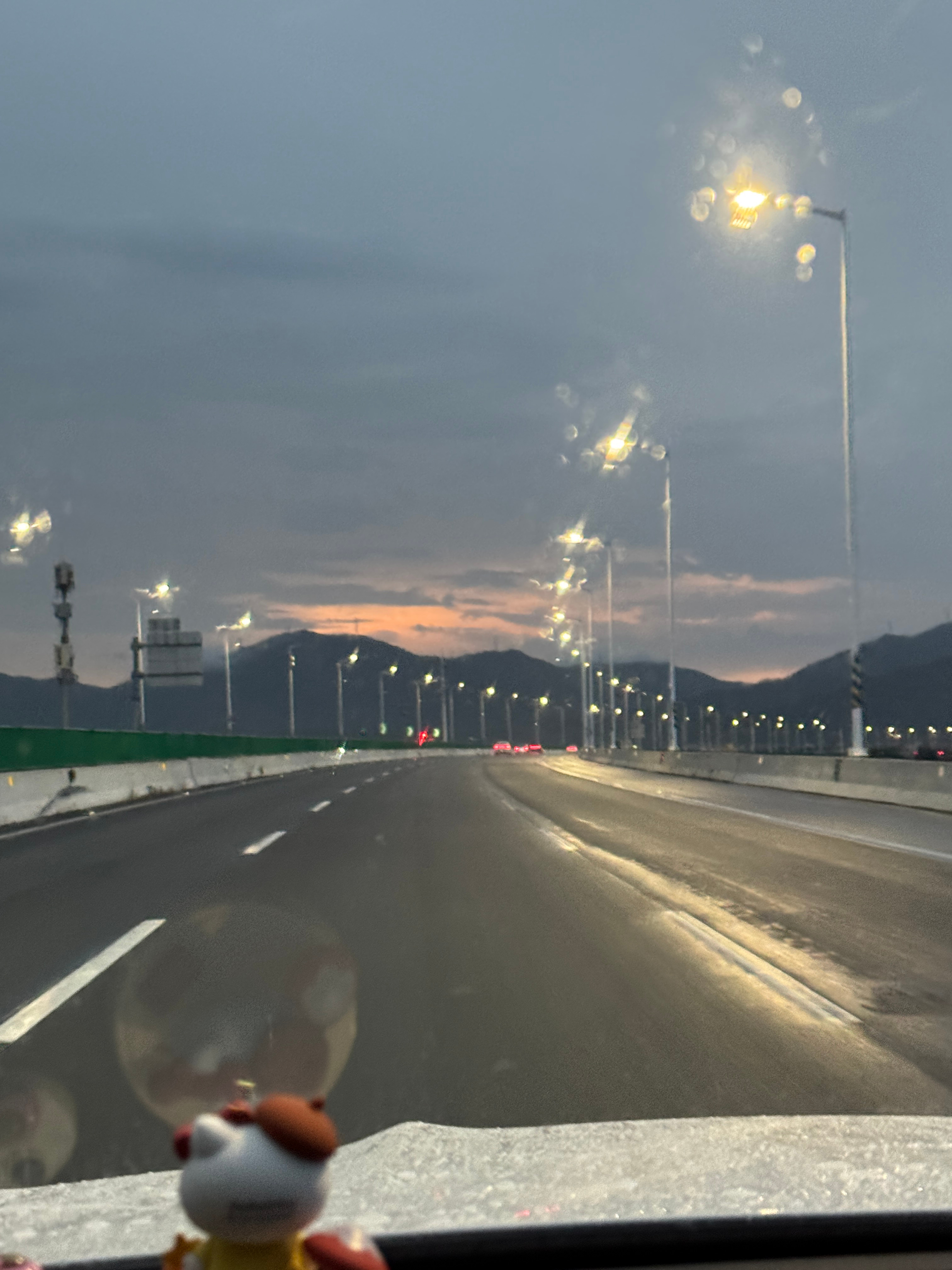 也算偶遇了台风之前日落余晖，高速一路上还挺美的，天空好蓝可惜在下雨