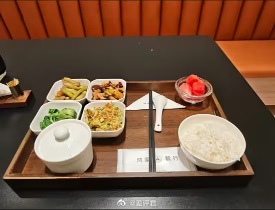 #差评说车# 鸿蒙大饭店被叫停了？据说是被乡里乡亲们薅羊毛薅怕了，提车12个人来