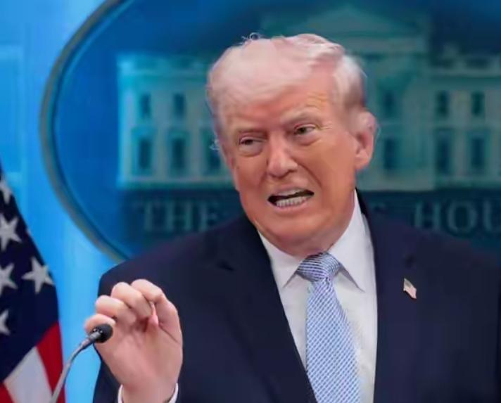 特朗普这货又犯癔症了。霍尔木兹海峡在伊朗和阿曼领海里，他美国隔着半个地球腆着逼脸