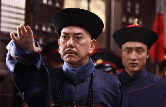 1695年，尹泰看上家里的丫鬟徐氏。丫鬟有了身孕后，尹泰却厌恶她。生了儿子后更是