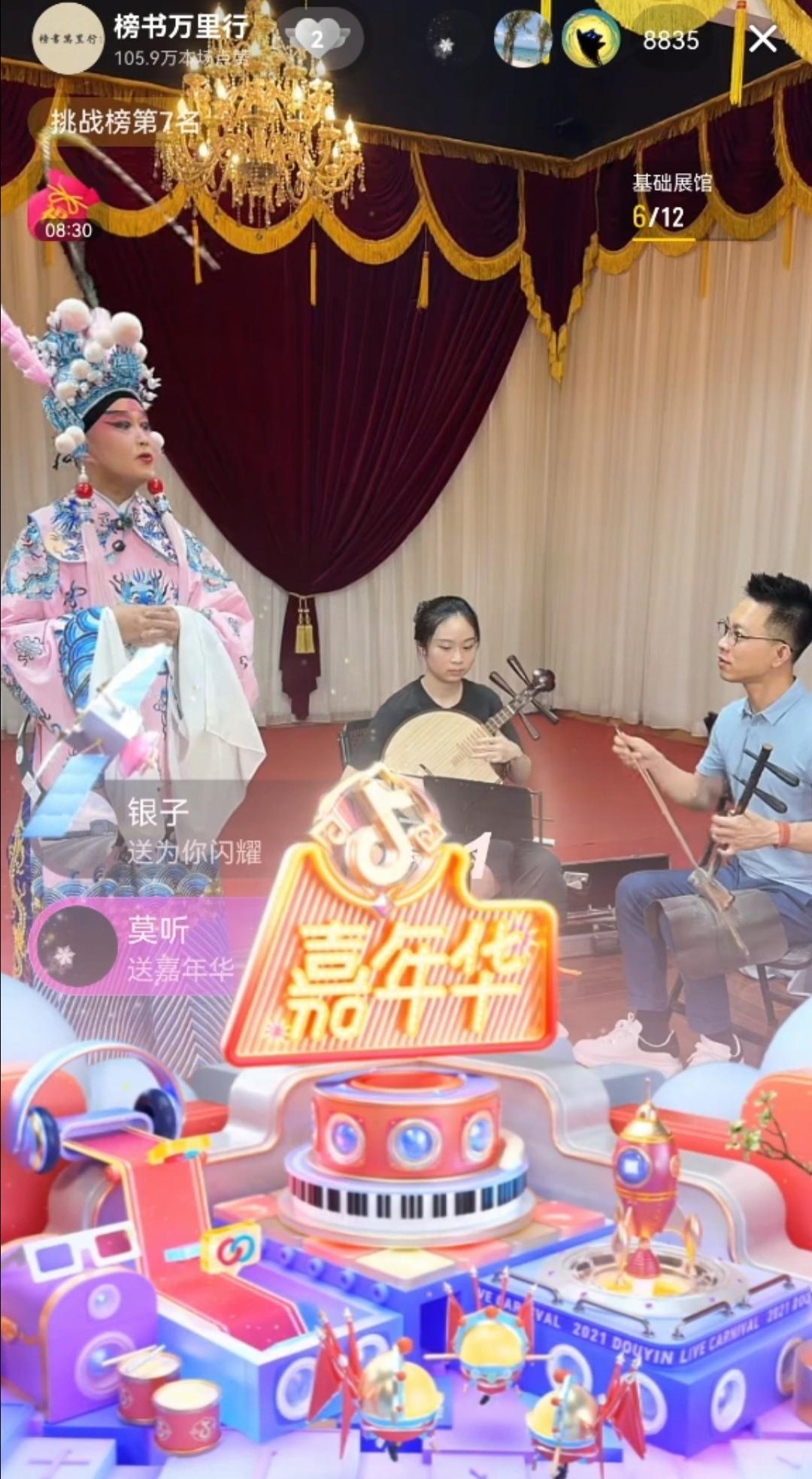 上海流浪大师沈巍勇闯北京唱京剧，他的装扮是三国里威武霸气的周瑜，他身体力行地宣传