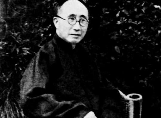 1932 年一二八事变中，日军轰炸上海，商务印书馆被焚毁。总经理张元济不顾个人安