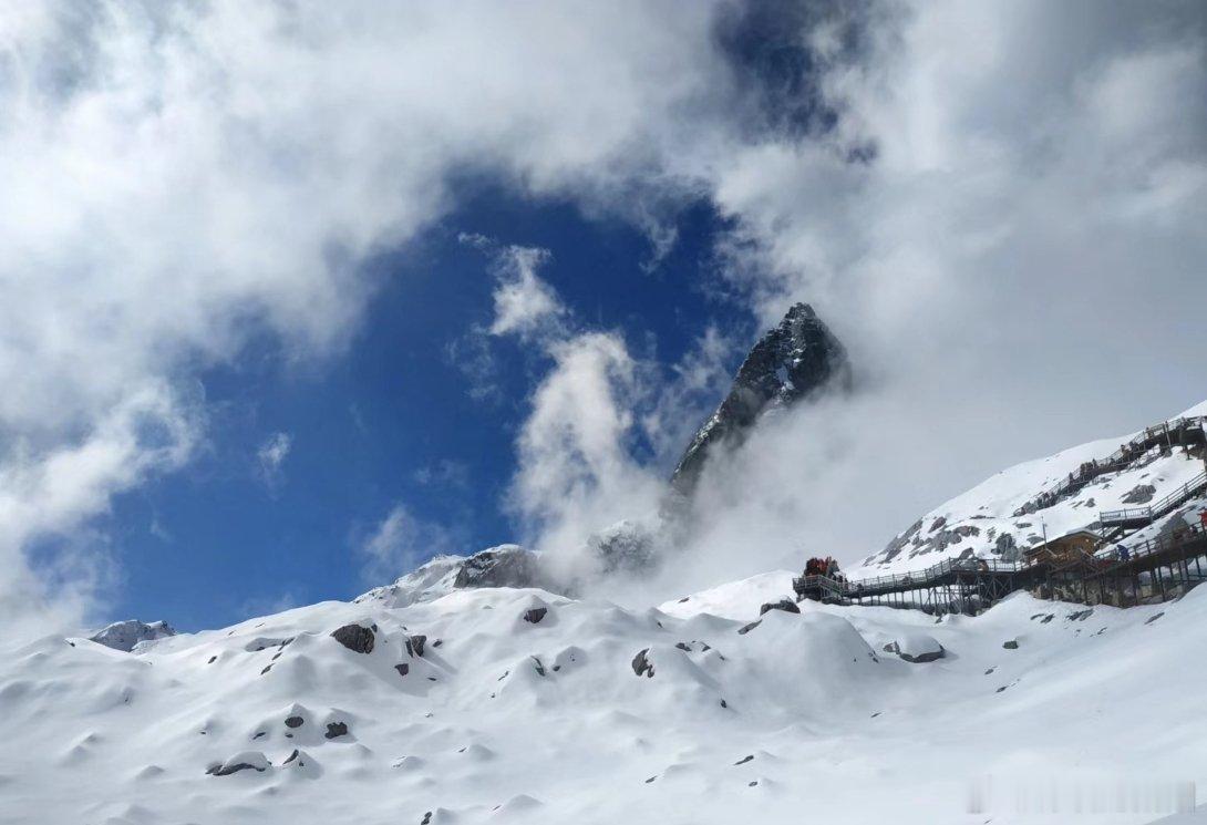 【玉龙雪山】纳西的玉龙雪山是无法用诗句去歌唱的寂静站立在甘海子空旷的草地我只能用