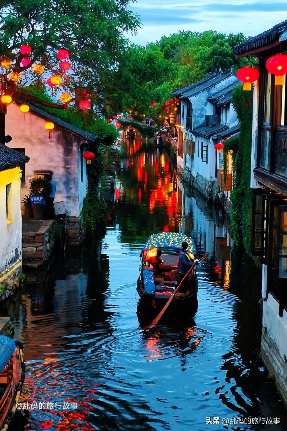 周庄的夜，从来不只是白日的结束，而是一场绝美盛宴的序章。当暮色四合，“夜周庄·水