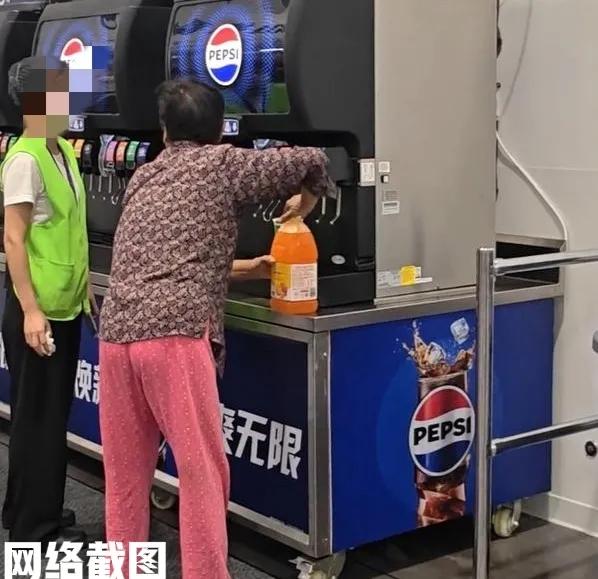 在山姆超市有无限续杯的饮料供应。

只见一位大妈拿着一个大瓶装纯净水的空桶，在饮