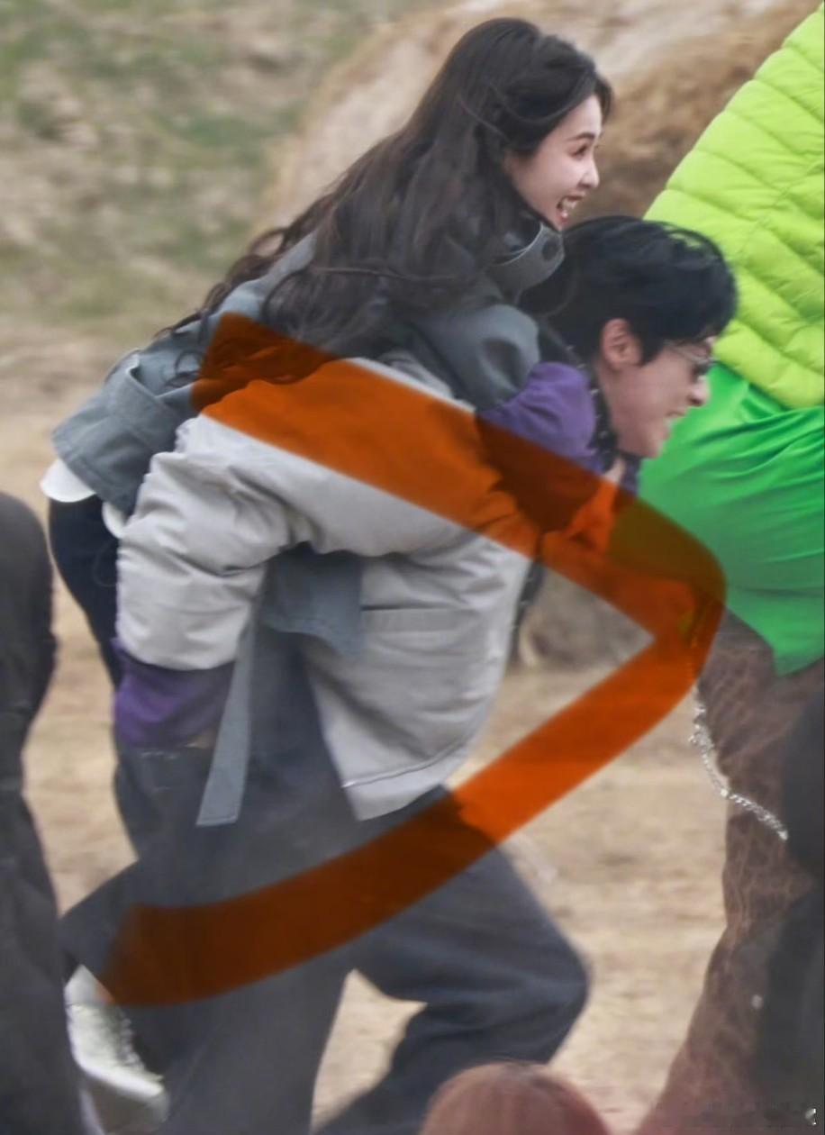 王鹤棣、白鹿《宇宙闪烁请注意》同框互动路透 ，以爱为营售后 