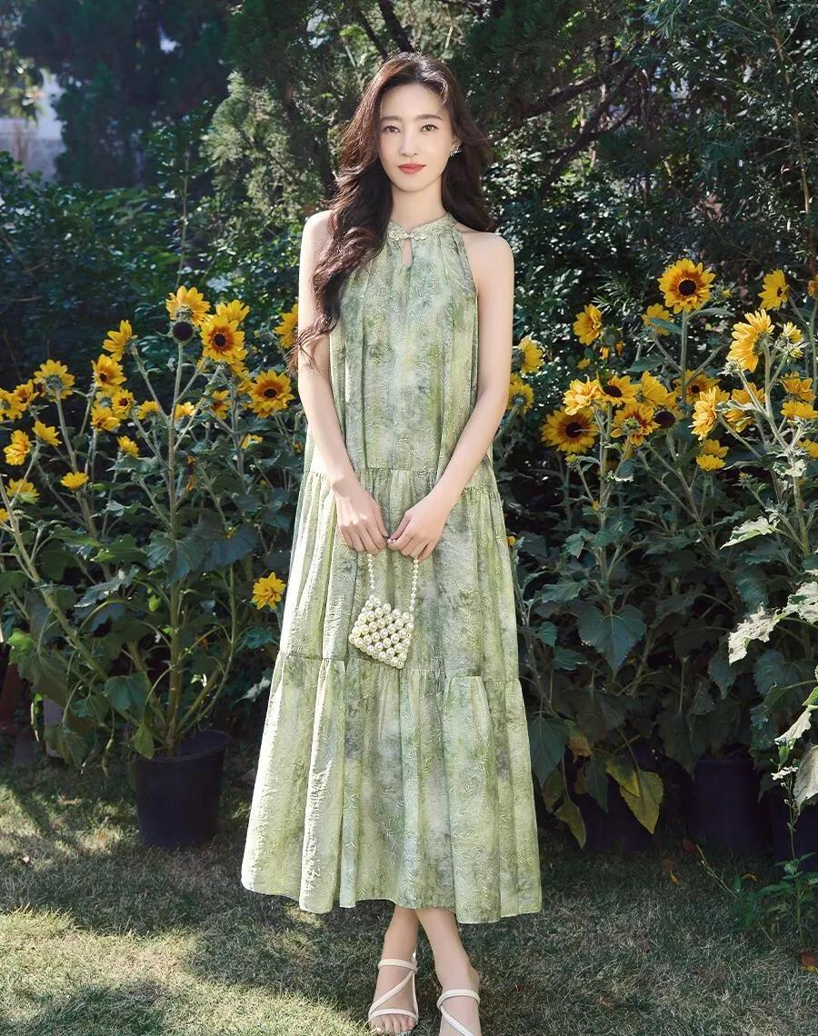 不愧是素颜女神王丽坤😭
一身青绿水墨挂脖裙，清新又高级
新中式盘扣设计温婉雅致