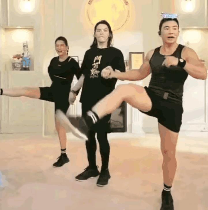 不管怎么说，反正是真的火了，票房对人家来说根本不重要！
 
向佐很聪明，学会自嘲