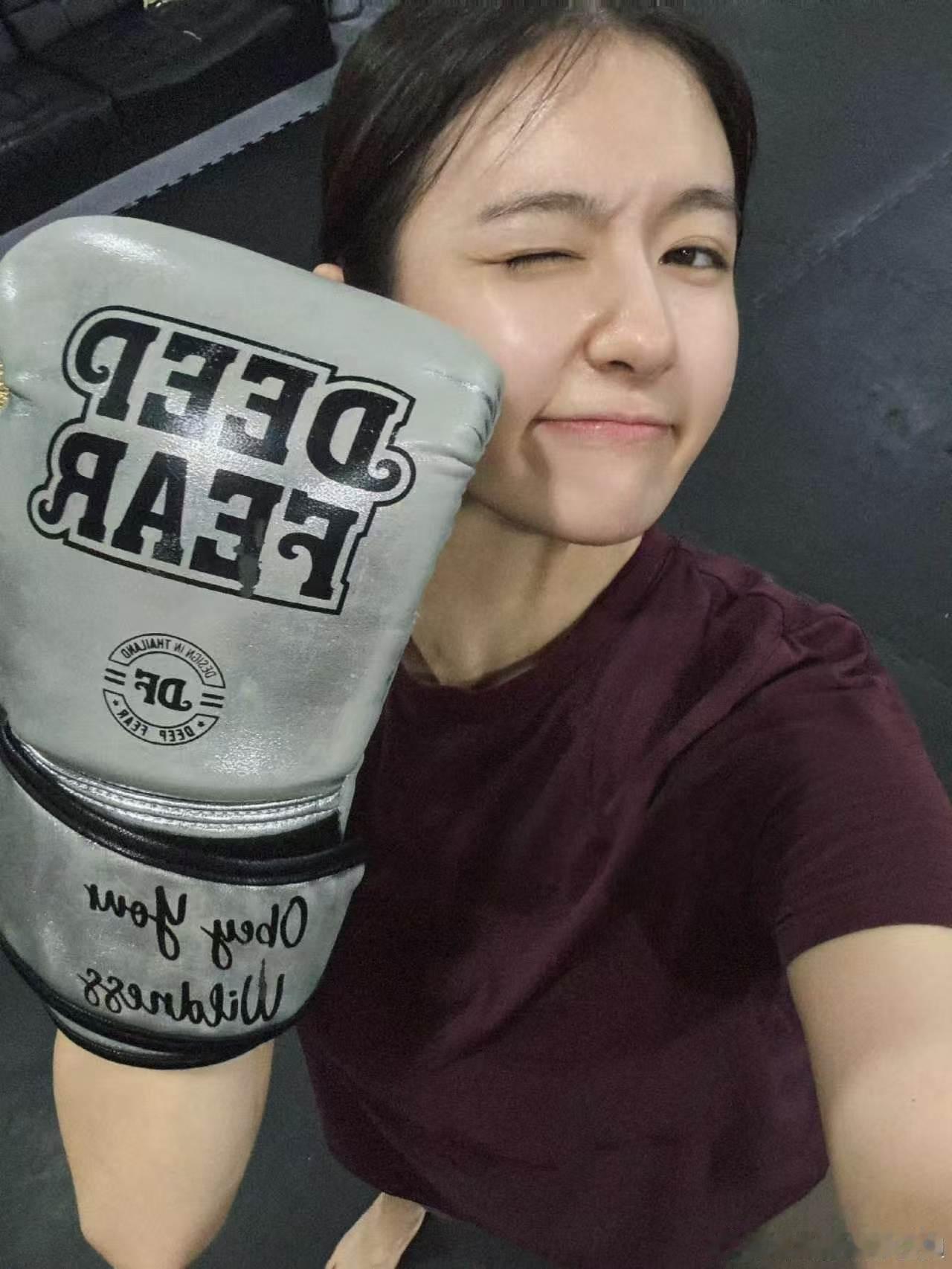 李兰迪素颜打拳击 真的是非常的有活力，又有活人感，李兰迪素颜打拳击，看到了新的运