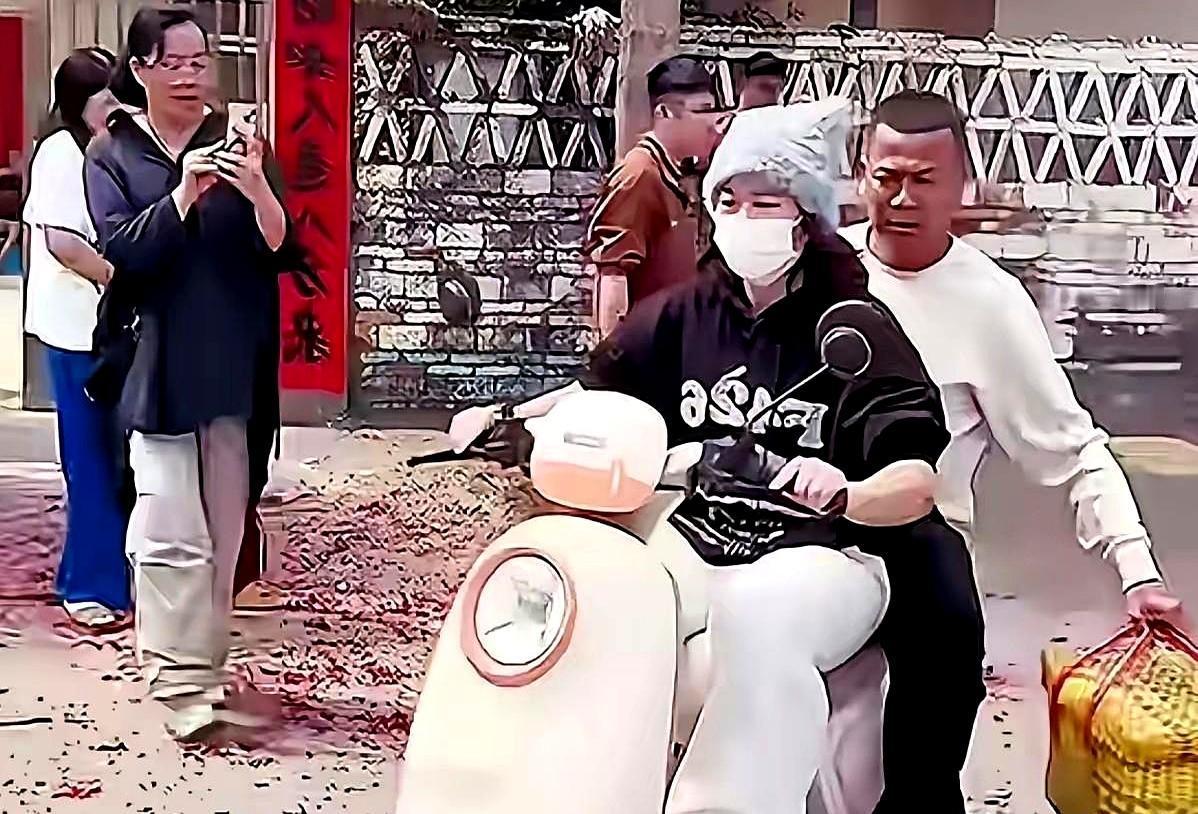 全红婵被曝长期离队，春节骑电驴带她爸出门，她妈一句话直接让人破防。
 
大年初一