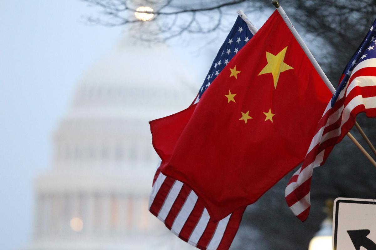 特朗普还没启程访华，华盛顿鹰派先坐不住了：美国对华口风突然变软，背后到底藏着什么