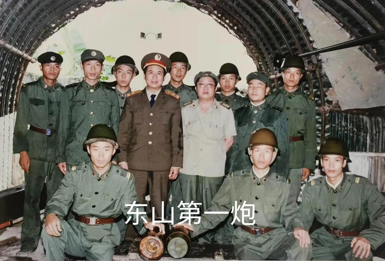 图片是朱效悯会长昨天在八里河东山上拍的，当年我们连队的炮观就百米生死线下面的堑壕