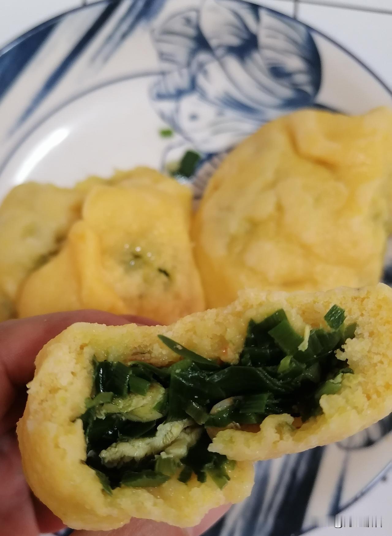 今日份晚餐，混合发面菜饺子，凉拌木耳，炖鳕鱼，粗茶淡饭的一顿，吃得开心。

早上