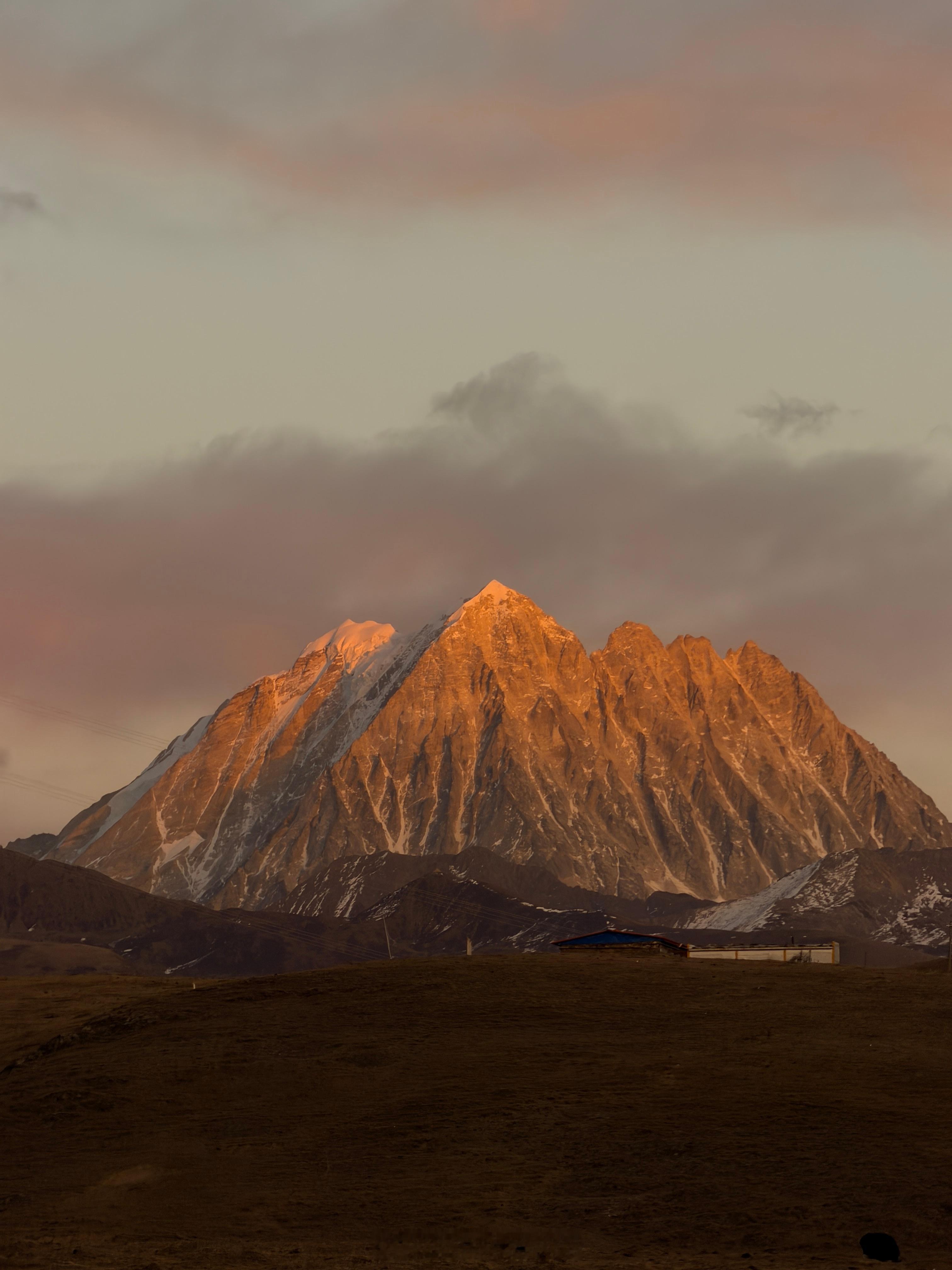 这个季节的川西太美了，白天十几度，晚上有无敌星空，远处有雪山，近处有狐狸，值得来