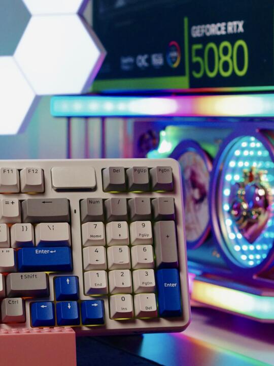 🎮氛围感电竞房C位——雷柏V700机械键盘⌨️