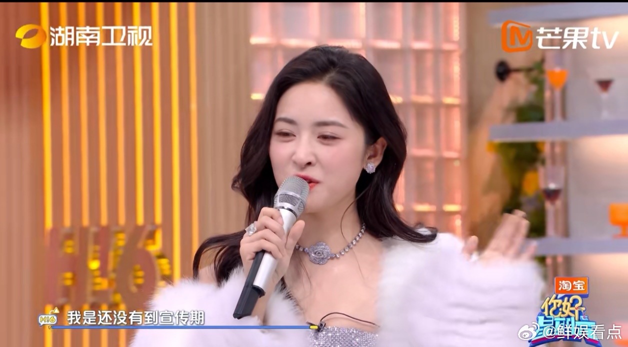 沈月是什么人间小精灵？连敬个酒都像在演偶像剧，那带笑的眼睛望过来，真的会让人心跳