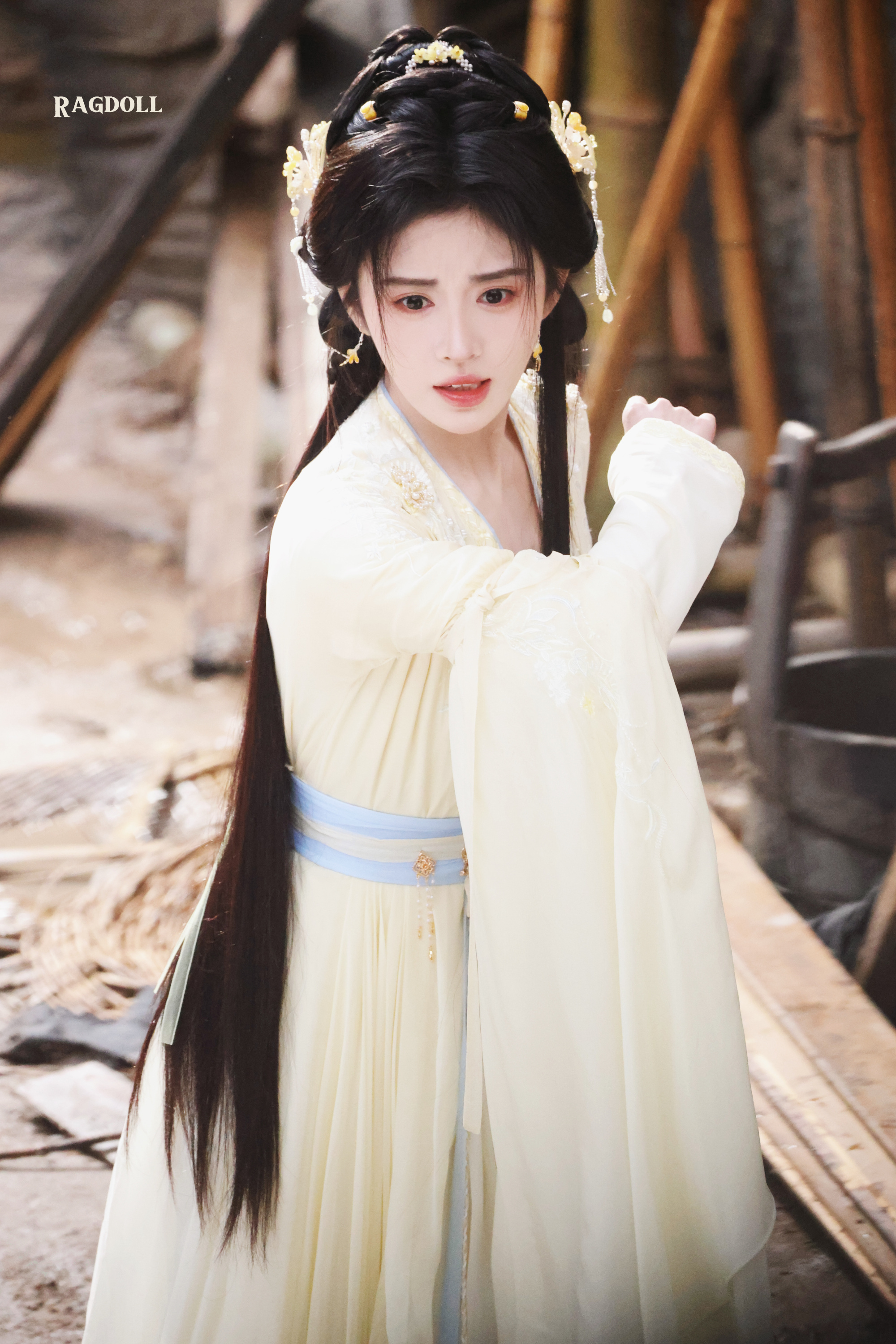 jjy鞠婧祎月鳞绮纪 jjy鞠婧祎露芜衣“我用笔描绘你的美好，携带着落日的温柔，