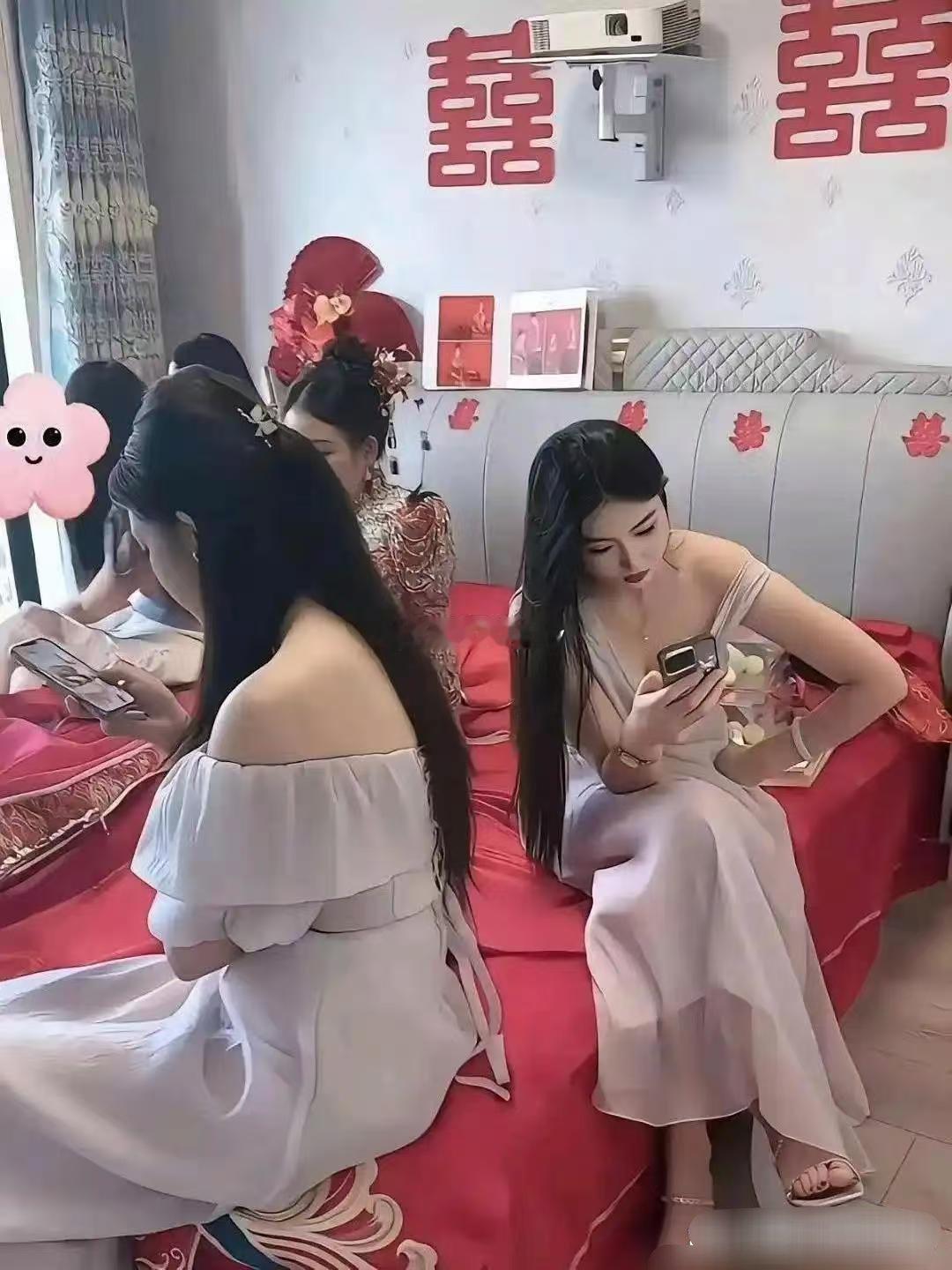 伴娘是不是抢了新娘的风头啊 