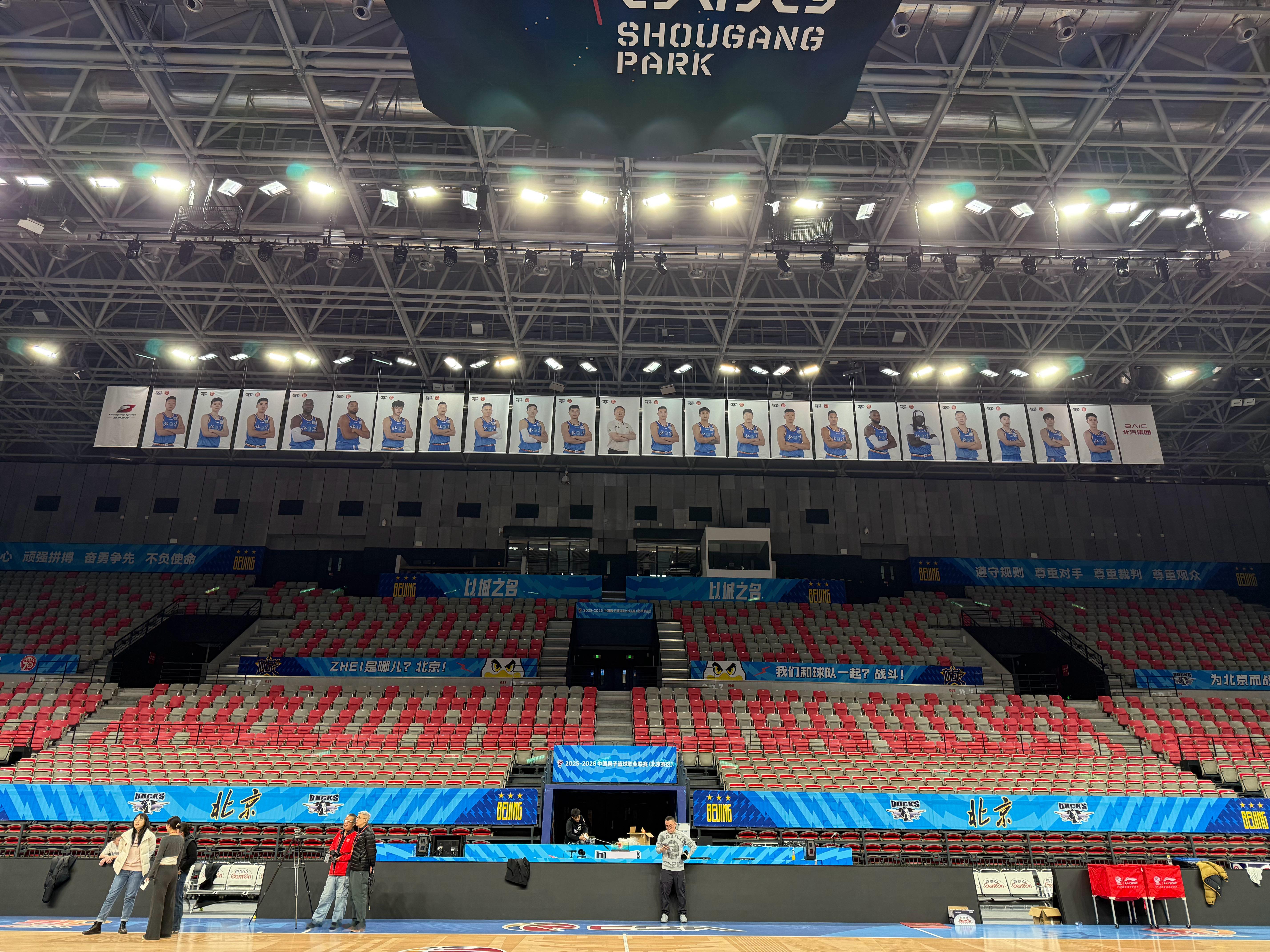 小曾的照片也在馆里挂着 cba 北京·首钢冰球馆
