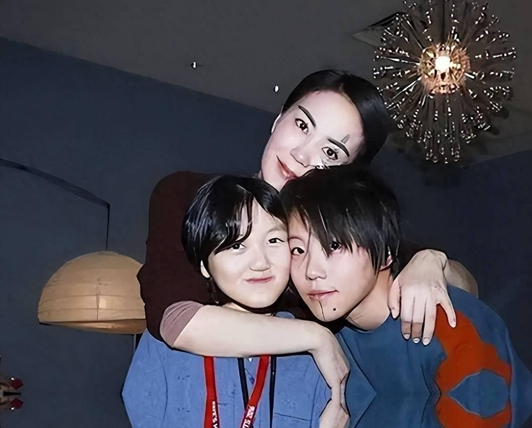 王菲和李嫣的同框神图，母女俩真的是一比一复制粘贴！


这几年娱乐圈有个很有意思