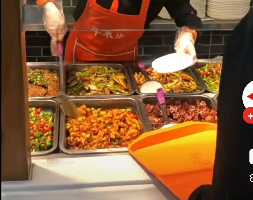 学生自带餐具去学校食堂打饭遭拒，连续三天靠同学分给他饭菜充饥，
开学当天，校长曾