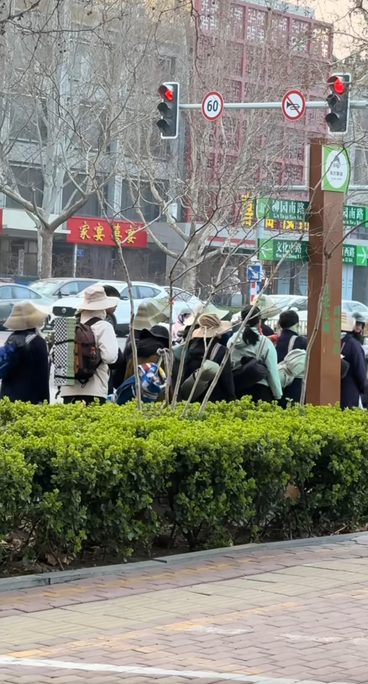 路上成群结队的“背包客”看着确实很奇怪，这些人究竟是干什么的？他们这种打扮明显不