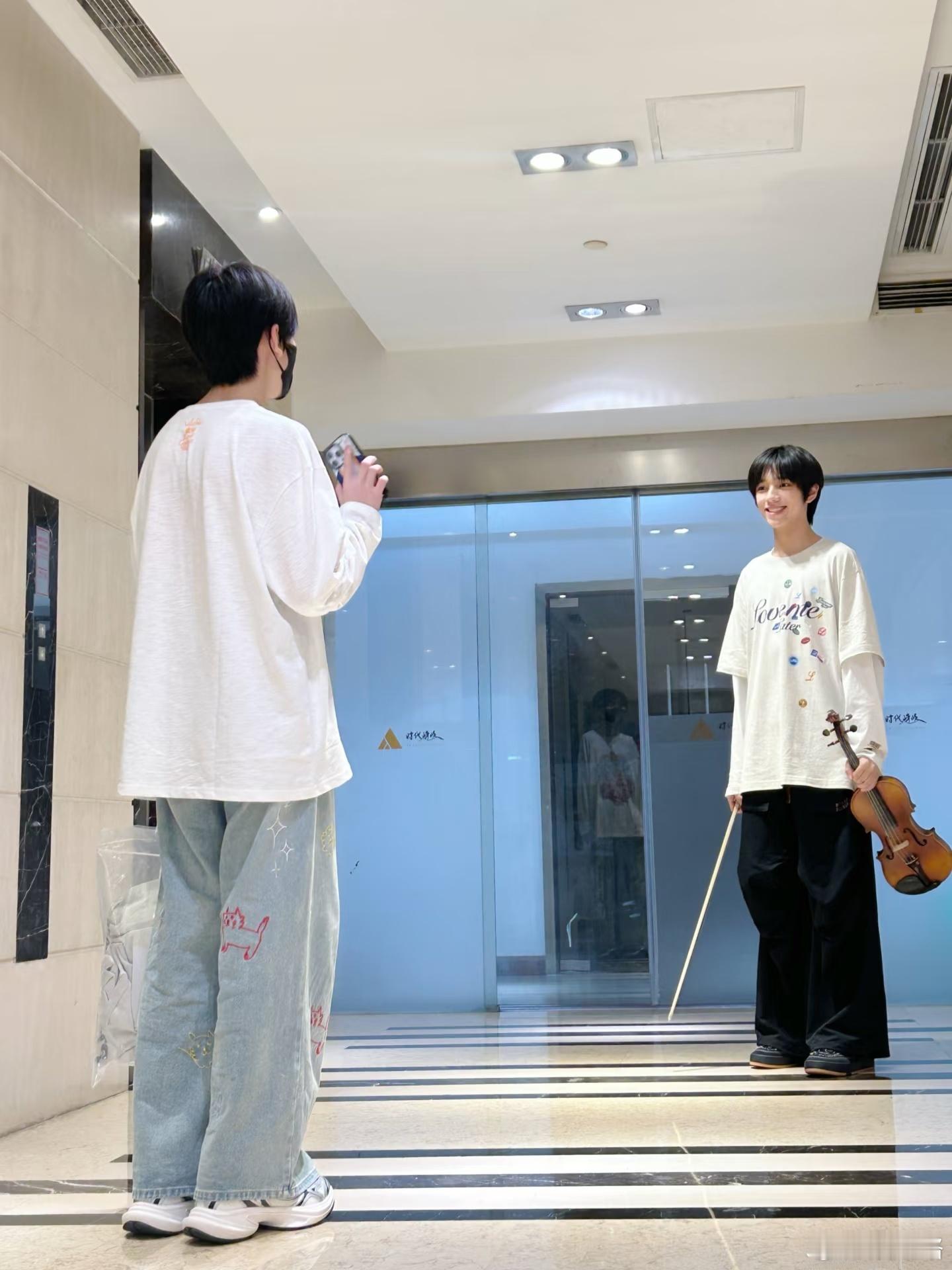 左奇函祝王橹杰的钱包鼓起来救命！左奇函祝王橹杰的钱包鼓起来这种接地气的祝福，狠狠