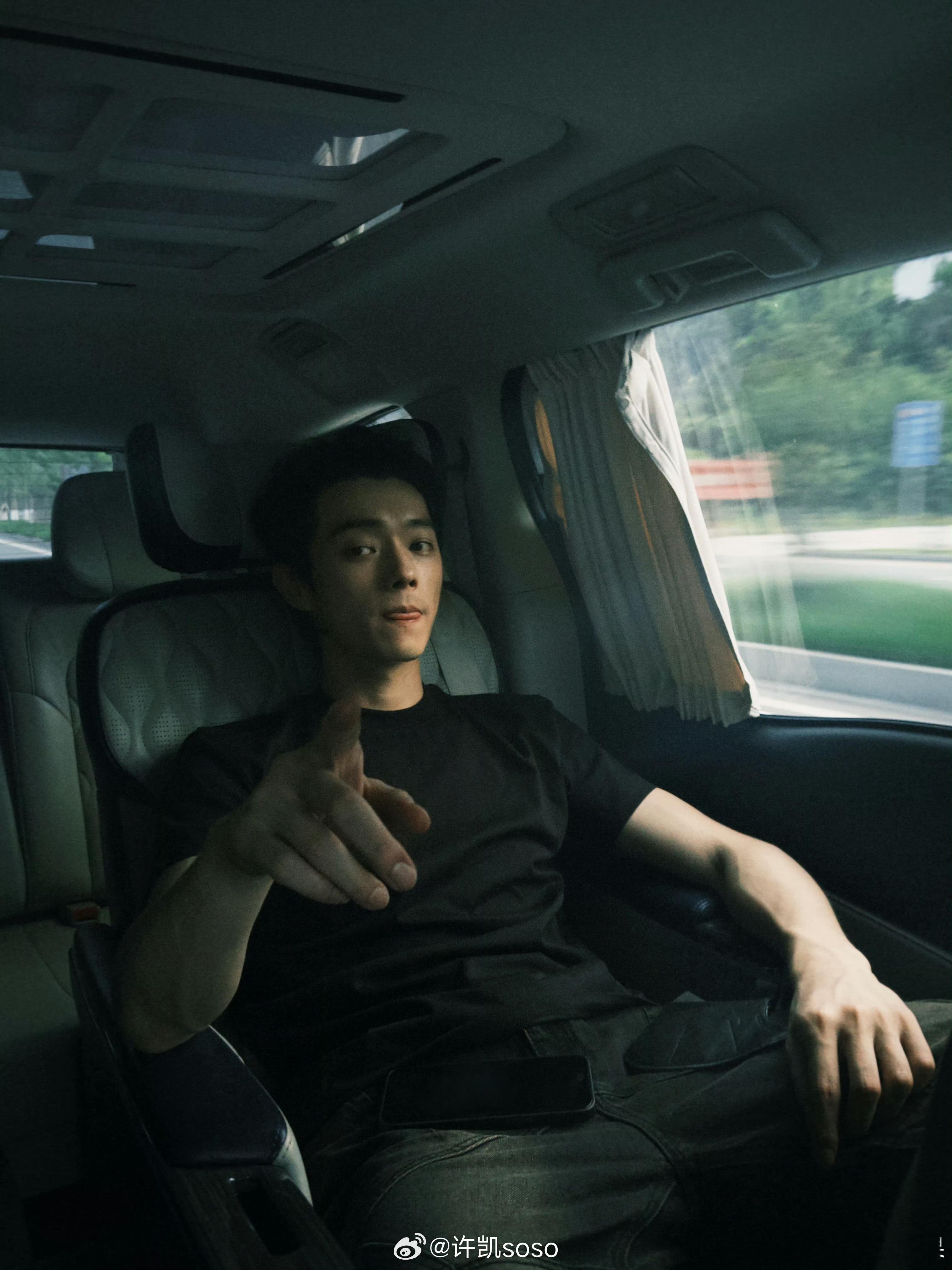 很适配公路文末世文男主的一组图 ，小哥哥气质很a啊就是虽然温温柔柔但传递出来的感