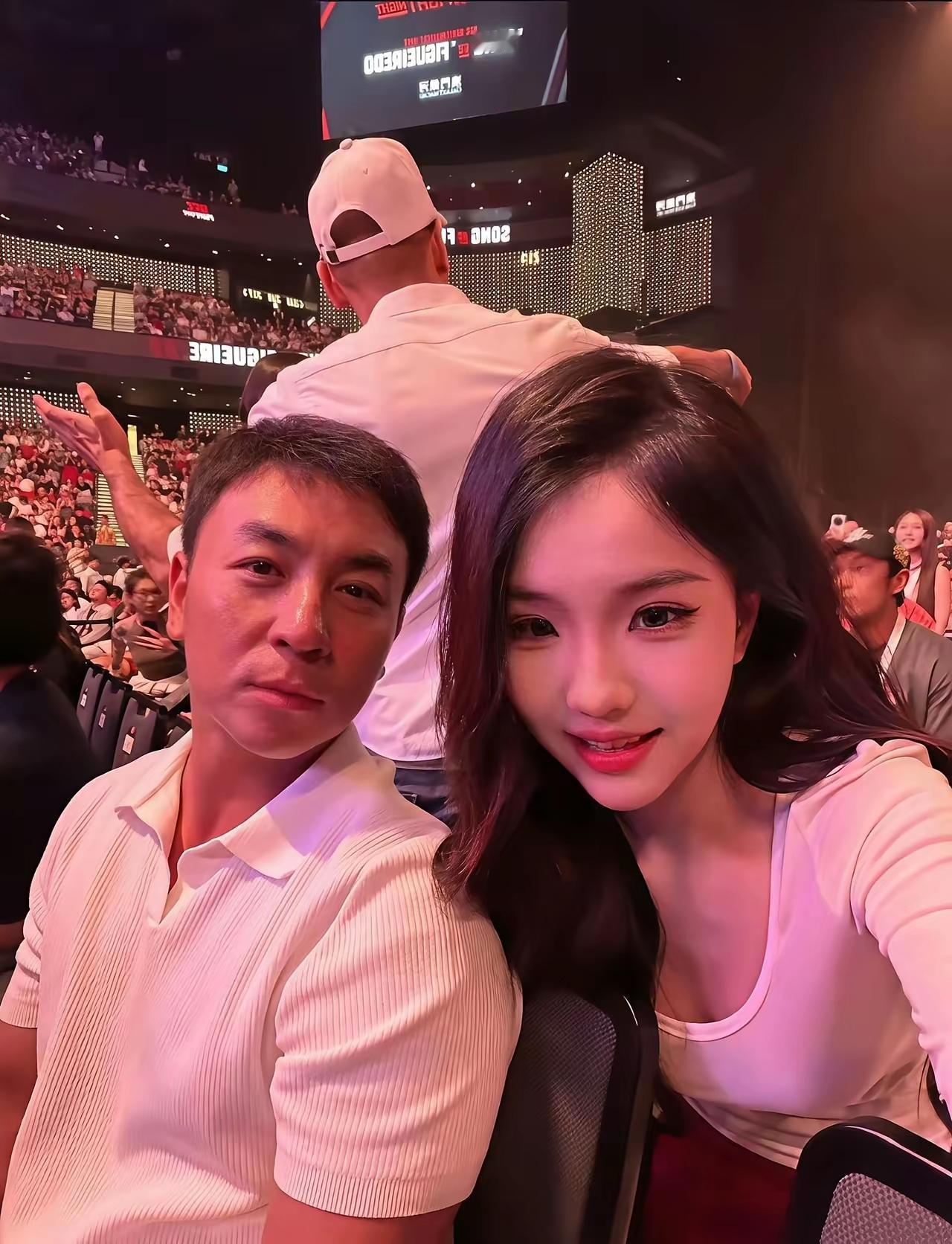 释小龙后面这个大美女是谁啊？真的好漂亮好有气质啊！