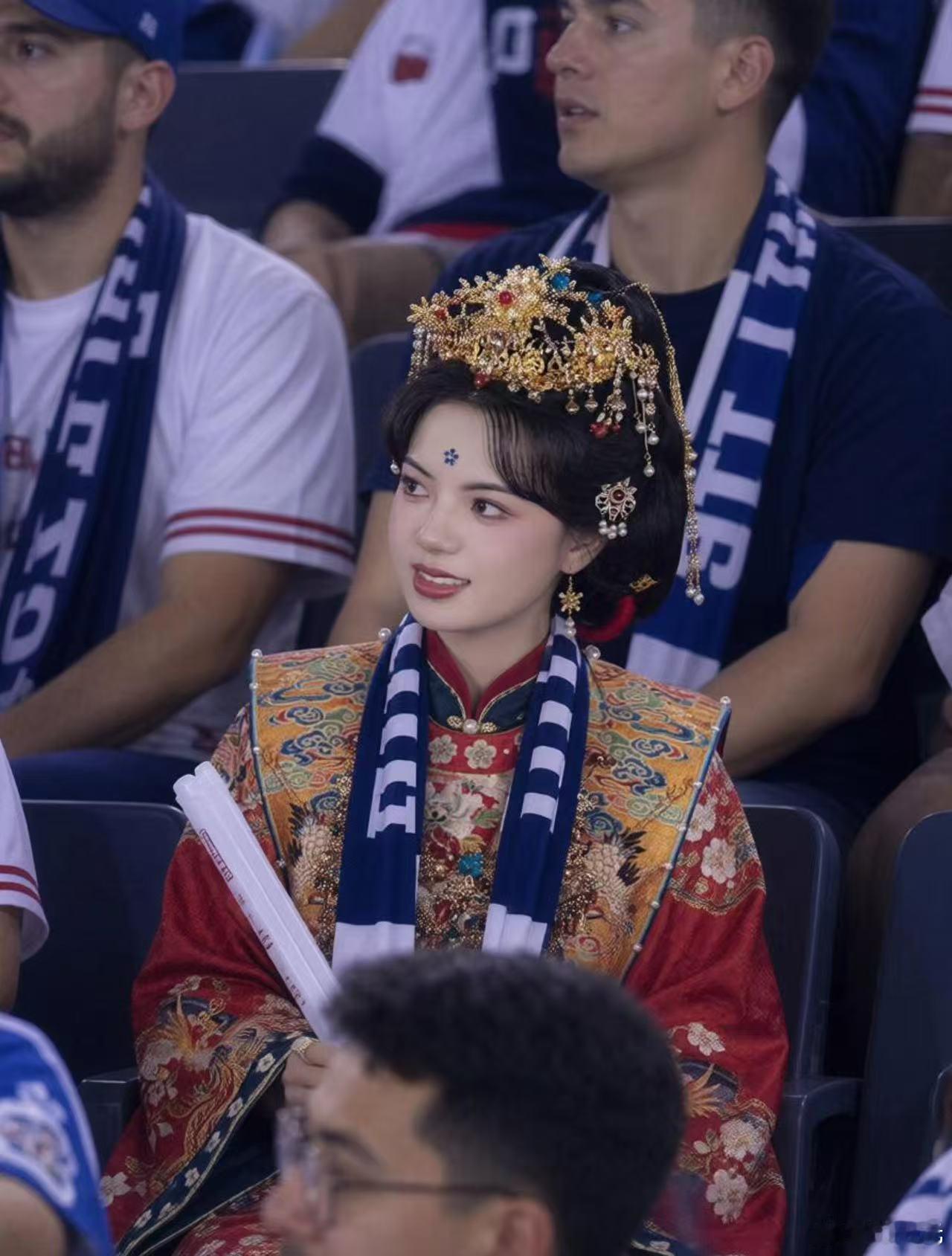 什么球赛啊还要本公主亲自来看，世界杯看台颜值直接卷疯！既有飘逸古装佳人，也有飒爽