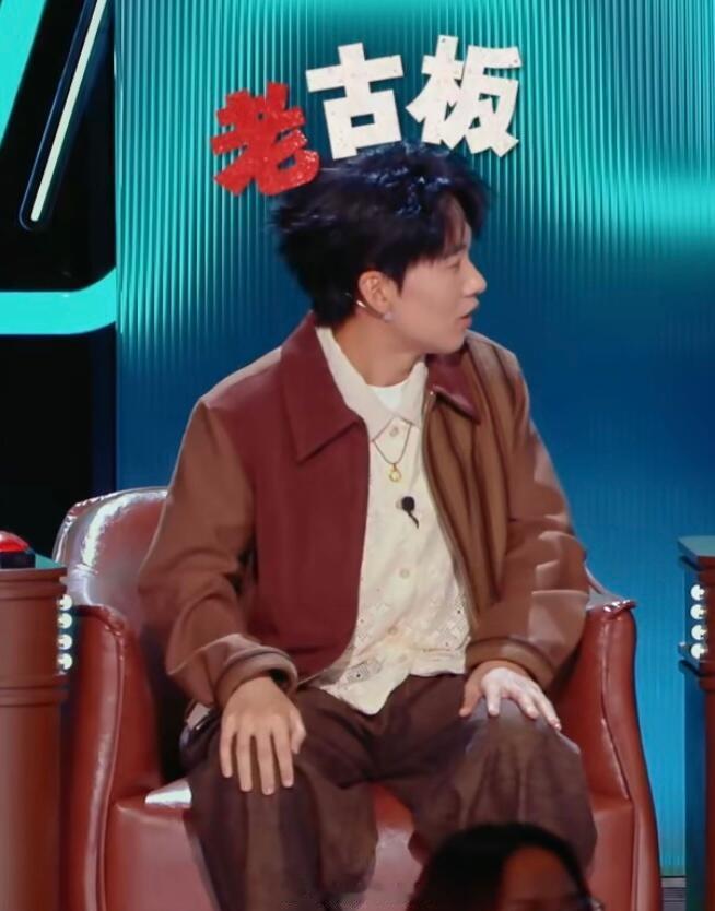 郭麒麟主动把青旅下铺让给黄渤喜剧之王单口季节目里AI出奇葩住宿设定，郭麒麟反应好