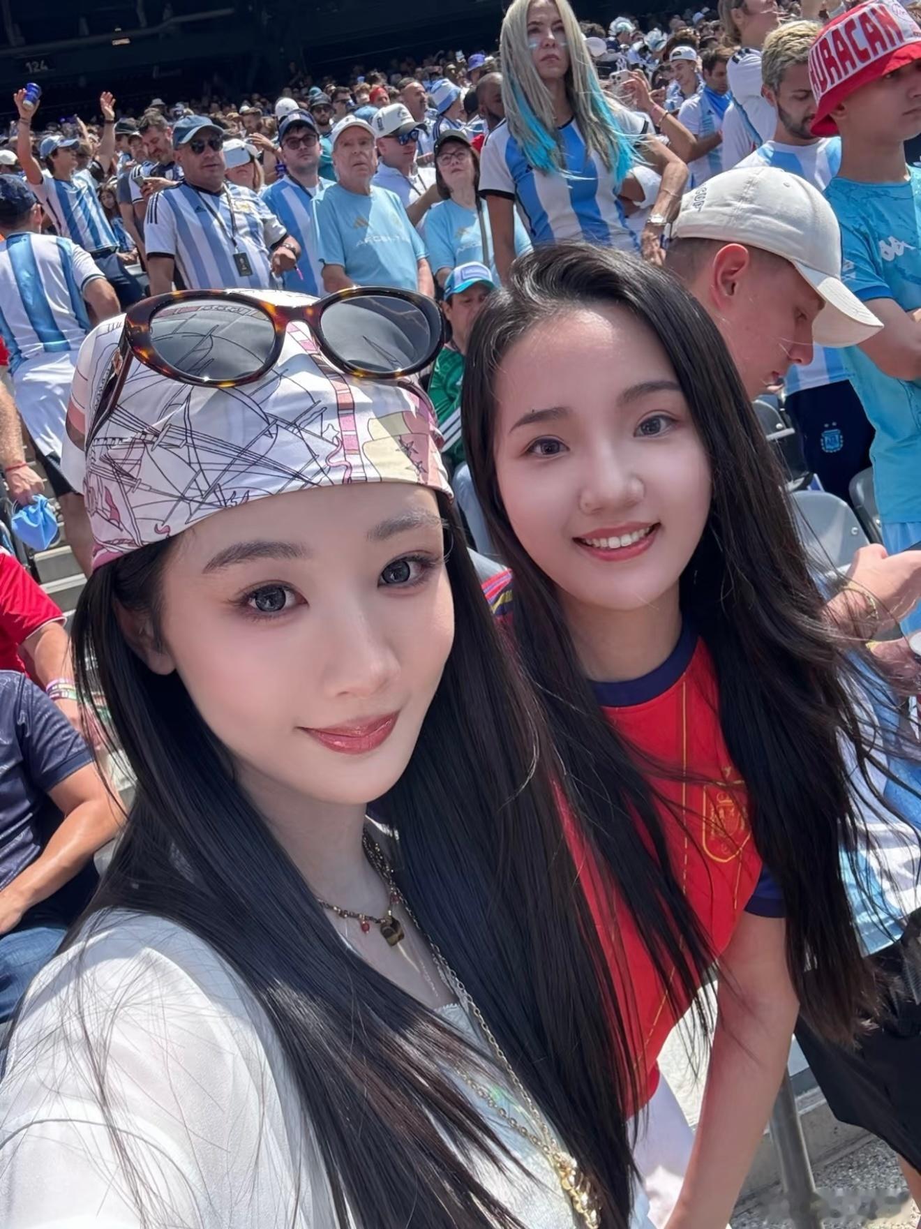 杨紫杨紫董竹君yz杨紫玉兰花开君再来"玉兰风致藏心间，步履铿锵赴新程，岁岁繁花皆