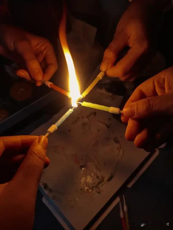 要说教育中最重要的一句话，我觉得是“教育不是注满一桶水，而是点燃一把火”。这是叶