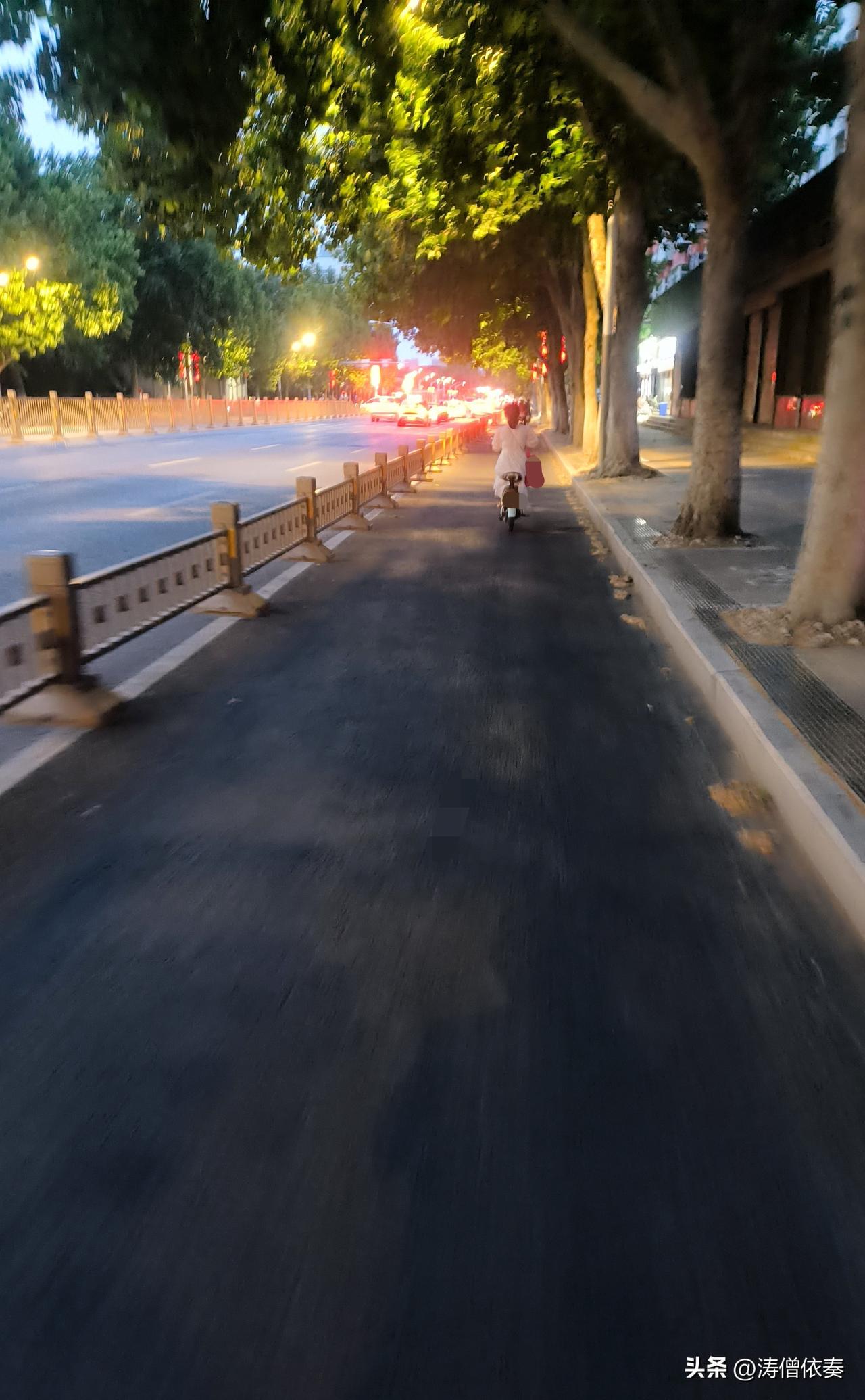 保定七一路夜骑惊魂！骑电动车看手机，真是不把命当回事啊！

今晚七点半，在七一路