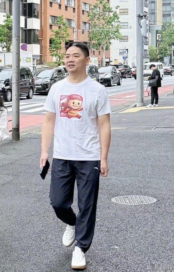 日本偶遇刘强东穿猪猪侠逛街刘强东水灵灵认下了像猪猪侠他这形象太接地气！太惊艳人，
