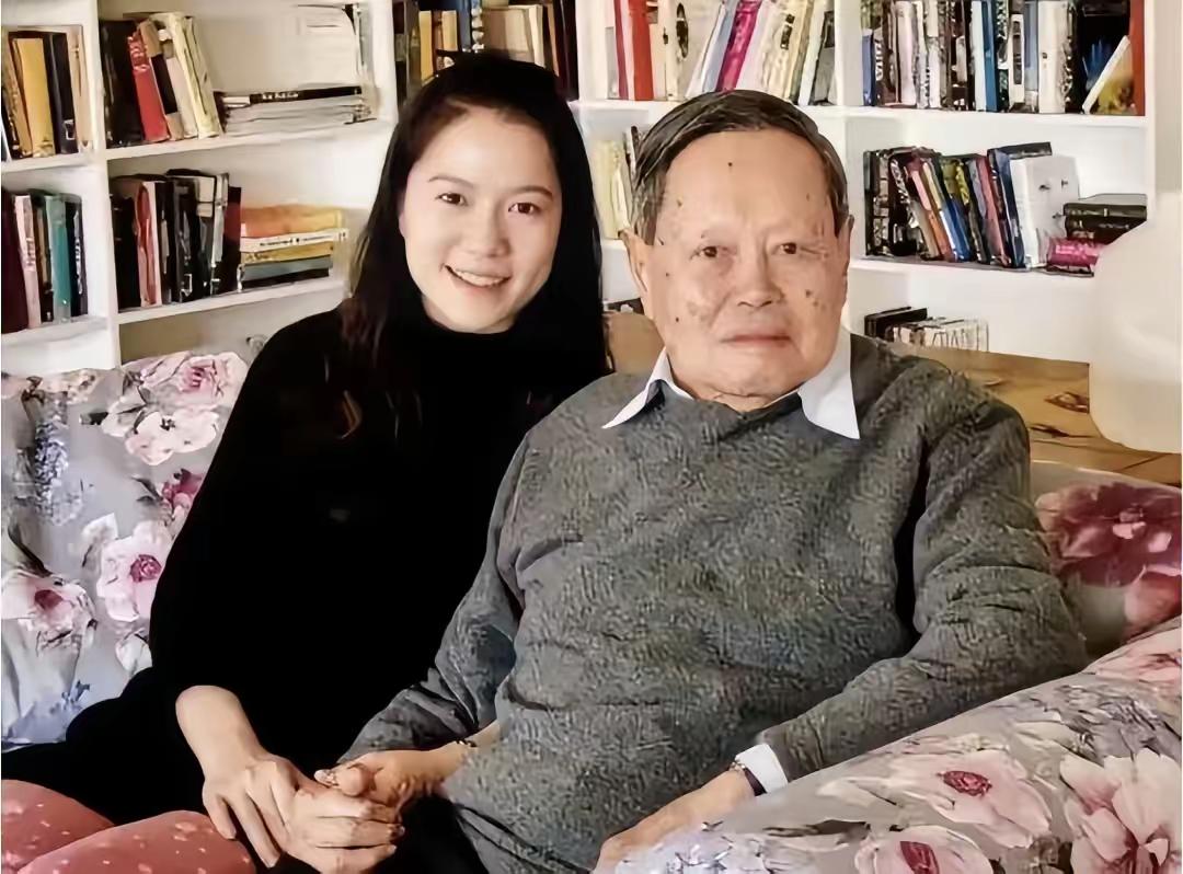 杨振宁院士，2004年跟翁帆结婚～
那一年，杨老82岁，翁小姐28岁！
很多人一