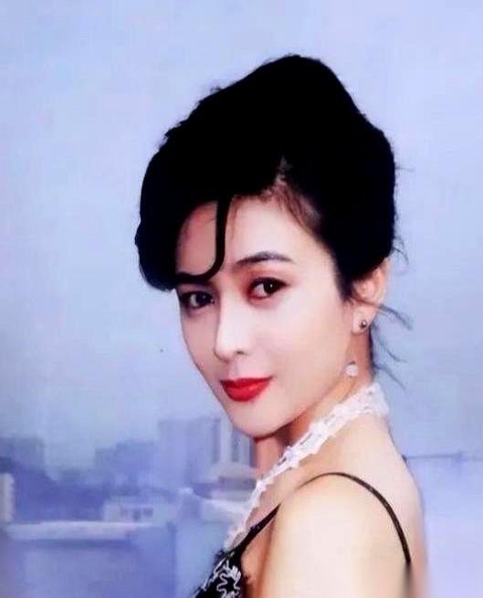 关之琳对着镜头，语气平淡地甩出一句话：“我这辈子什么男人都试过，有家室的，有女朋