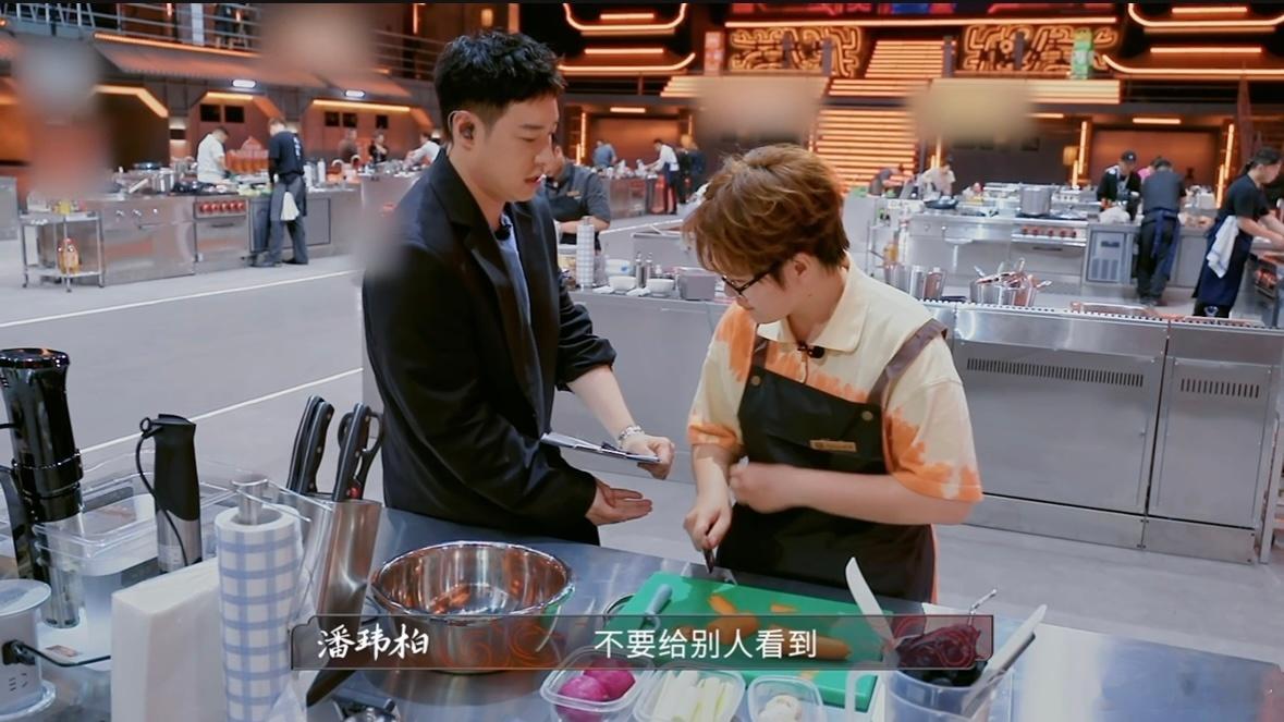 潘玮柏奶奶的梦中情孙炙热游戏百厨大战潘玮柏吃饭特别香，对食物满是好奇与热爱，还说