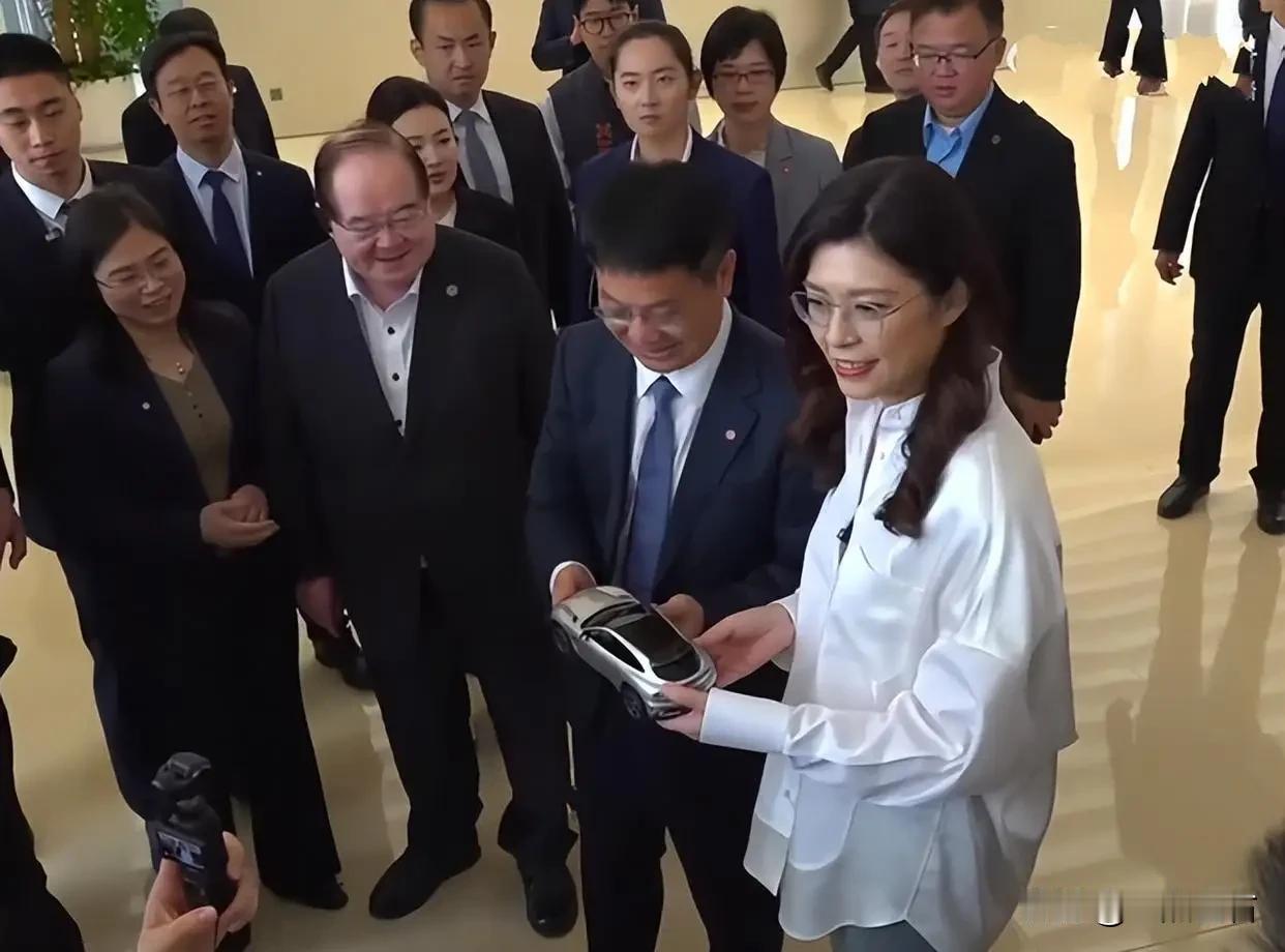 郑丽文一行参访北京小米汽车工厂，雷军亲自接见并陪同参观。工厂投资约630亿元，每