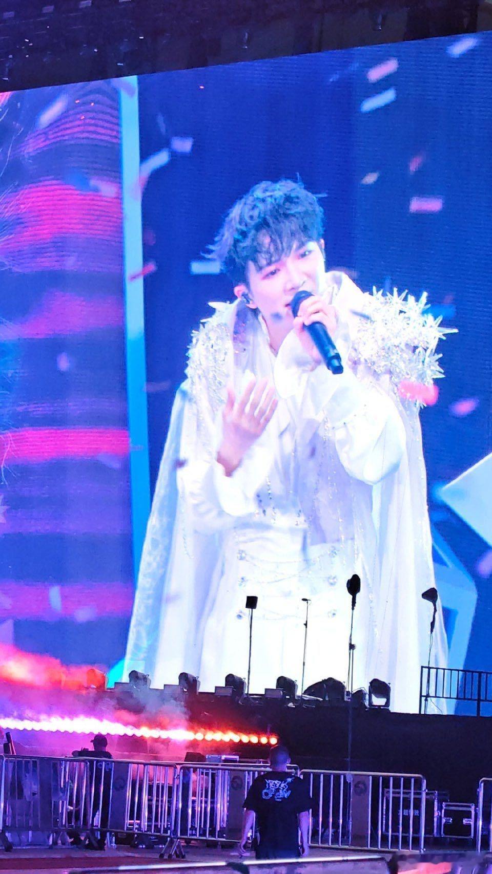 周深做米字星物料发狠忘情了 周深做物料的过程，是一场与自我的对话，他在其中找到了