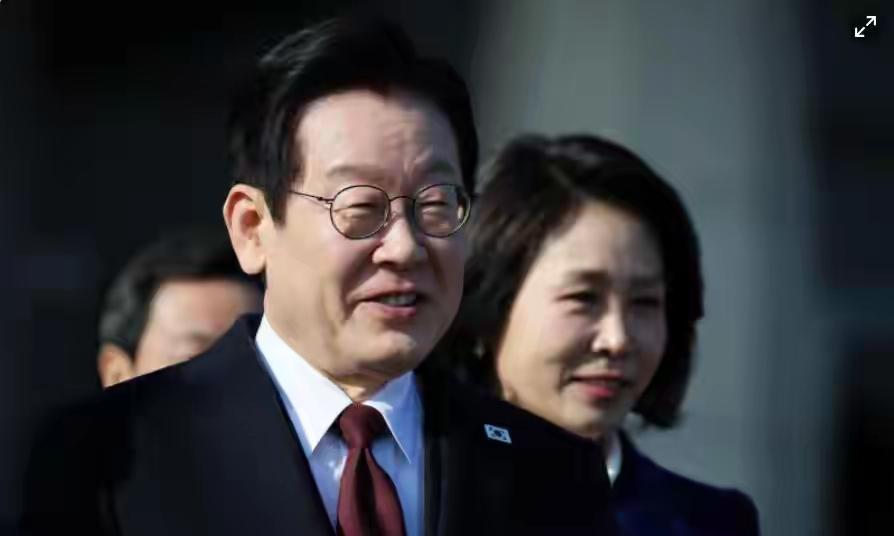 特朗普太狠了：李在明还没有到中国，美国就出手了，要捏韩国的七寸。1 月 4 日是