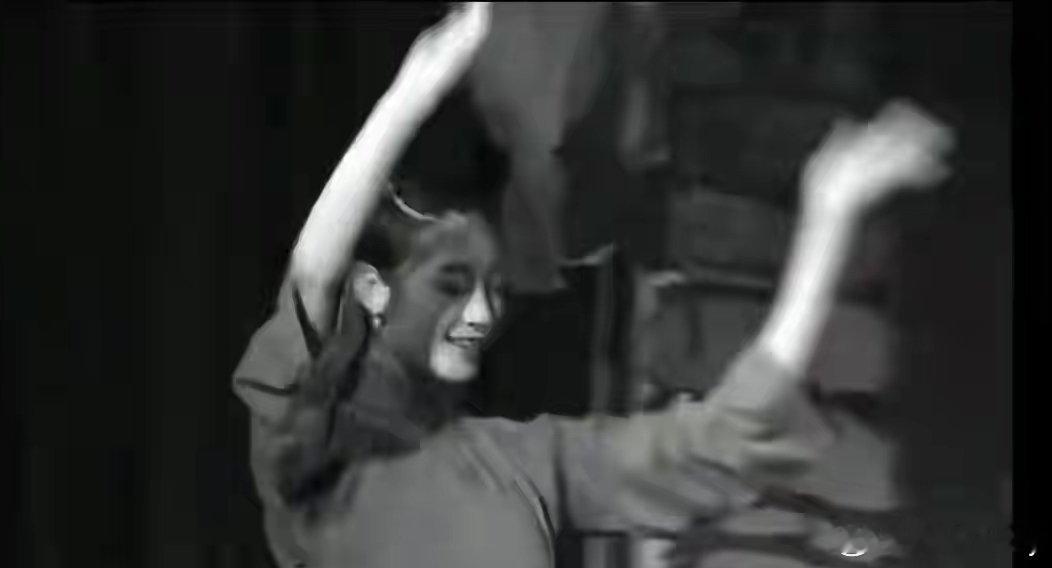 李小冉 舞蹈界失去了一个无关紧要的人多亏歌舞团裁员 激发姐姐外出闯荡的斗志 才有