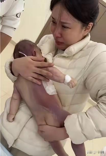 妈妈哭诉:孩子走的时候眼角还有泪，嘴巴闭不牢
我和她素未谋面只是看到她吐露的小舌