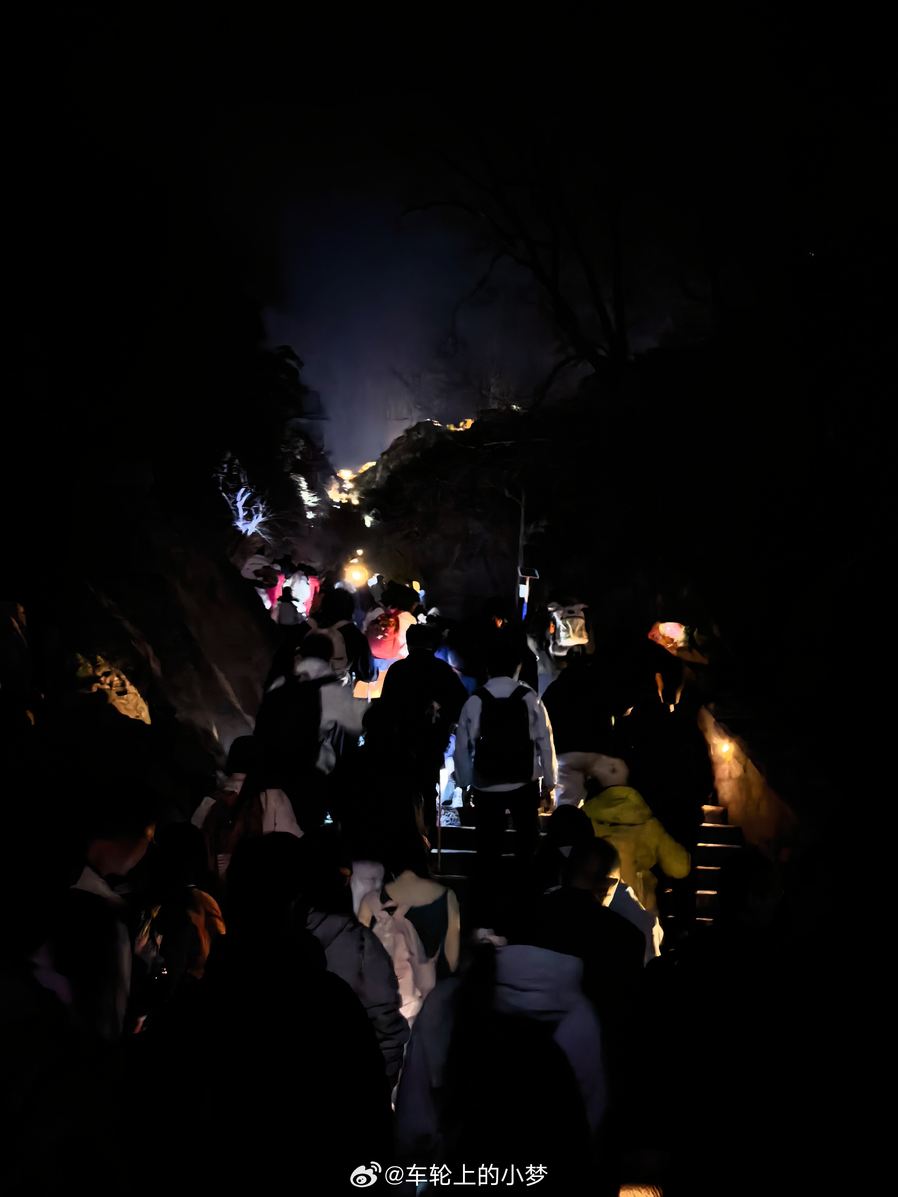 十八盘才是泰山的精髓。全程分‘慢十八’‘不紧不慢又十八’‘紧十八’三段，共有石阶