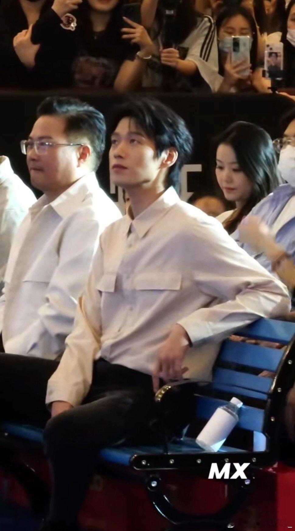 #魏大勋[超话]# 来！随机迷倒一个路过的人[舔屏][舔屏]后来看才发现哥你的手