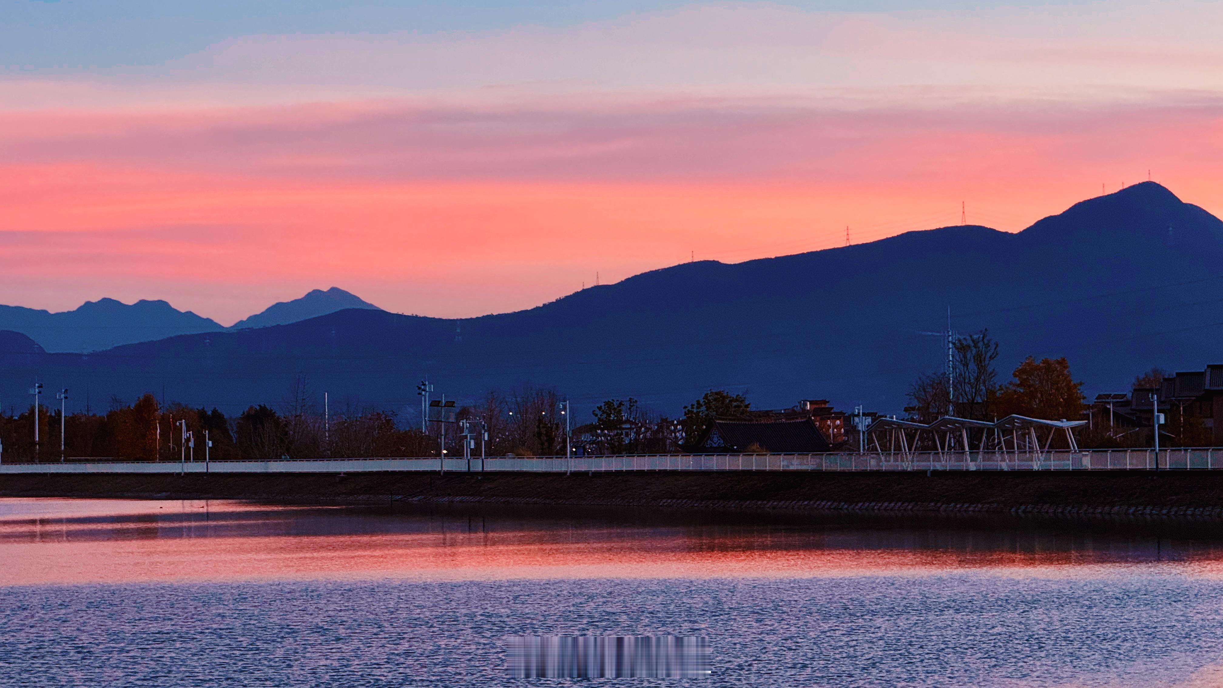 高原湿地云南的冬季 白天阳光灿烂 傍晚夕阳就是另一种美 值得坐等！  